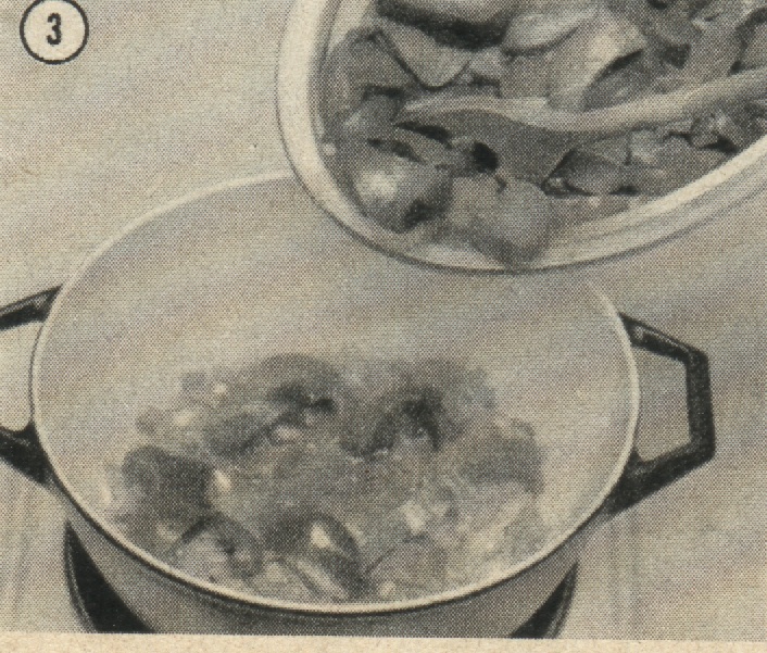 Zwiebeln schälen und würfeln